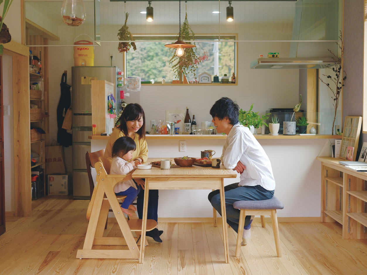 アクトホーム【子育て、二世帯住宅、自然素材】光の入り方と風の流れが計算され、エアコンなどの機器に頼ることなく四季折々の快適さが提供される。光熱費も削減