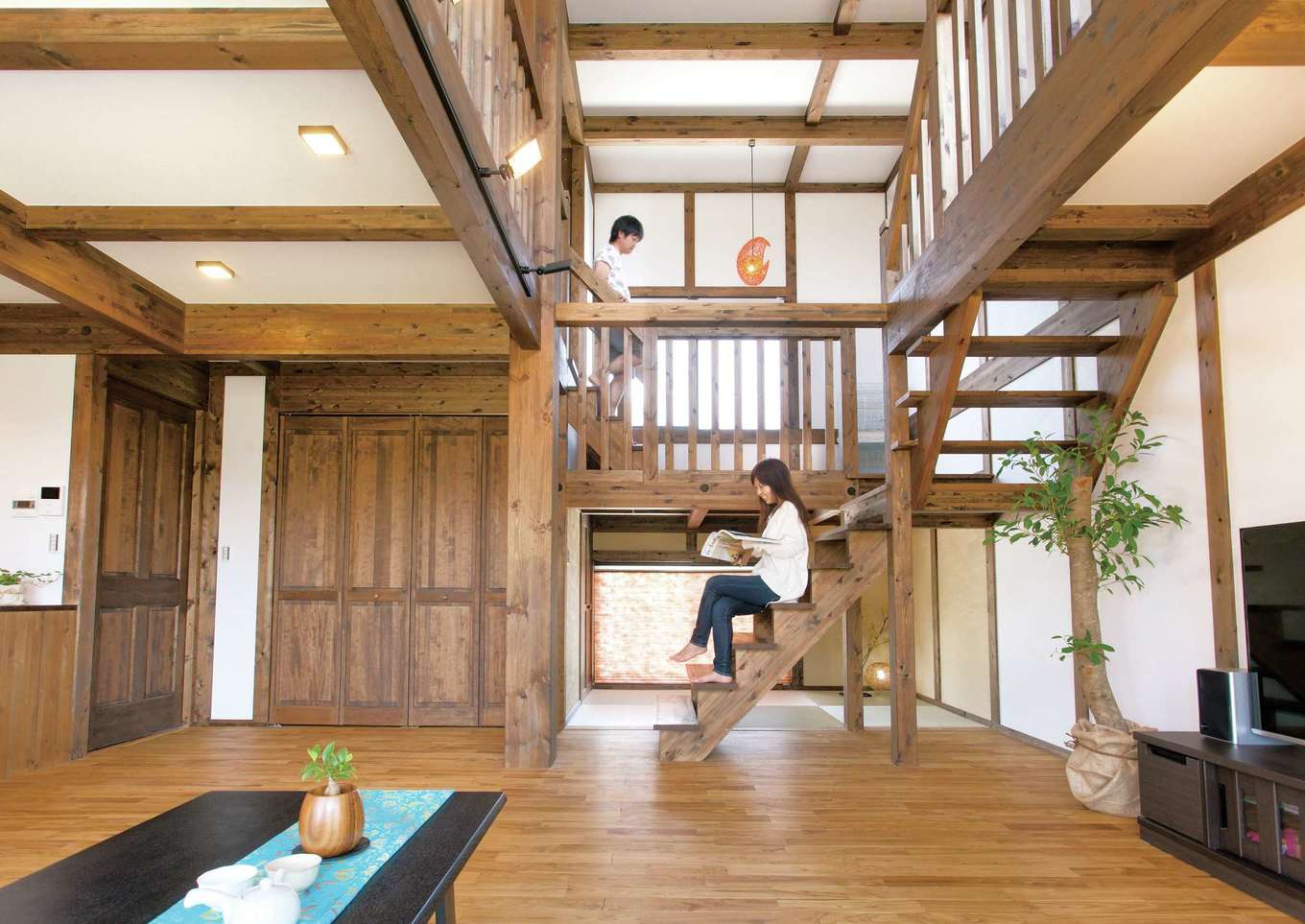 サイエンスホーム【1000万円台、デザイン住宅、自然素材】人とは違った家で、それでいながら飽きのこないデザインが理想のEさん夫婦にピッタリ。あえて柱と梁を現しにした真壁づくりの空間は、10年、20年後に無垢の木の風合いがどう変化していくのか楽しみだ