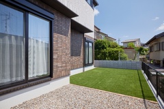 プライベートな空間を楽しめる庭。緑が豊かでリラックスできるアウトドアリビングとして利用可能。