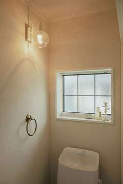 トイレの照明やタオル掛けもかわいらしい