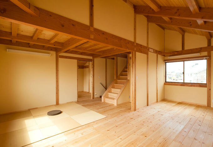 2階のホールは仕切りがなく広々としている。子どもが思い切り遊ぶのに最適