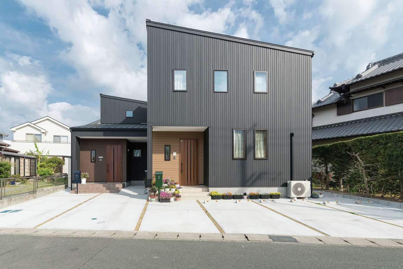 ひだまり工房【二世帯住宅】黒いガルバの外壁と片流れ屋根がスタイリッシュ