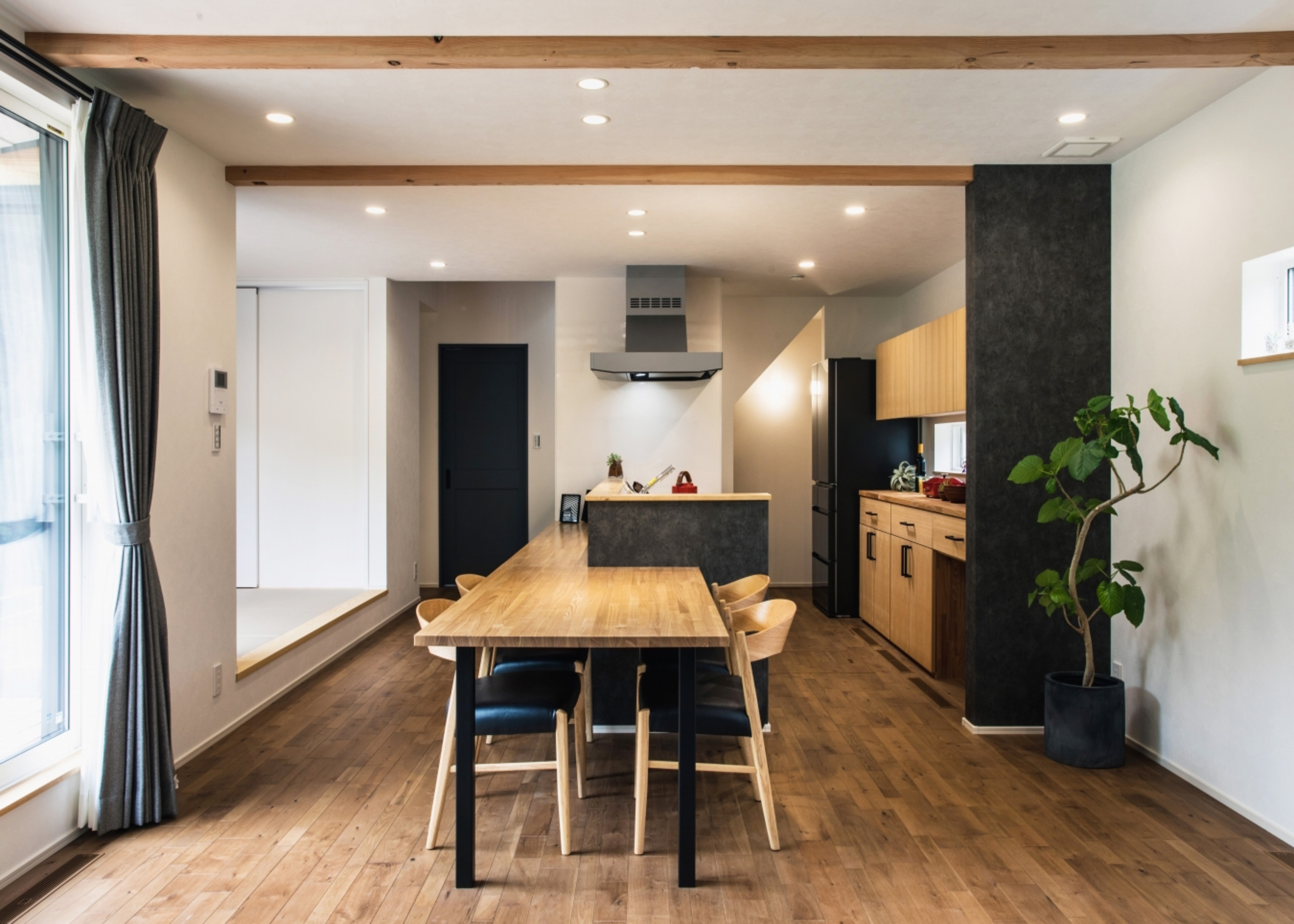 小幡建設【デザイン住宅、建築家、スキップフロア】ダイニングと一体型のキッチン