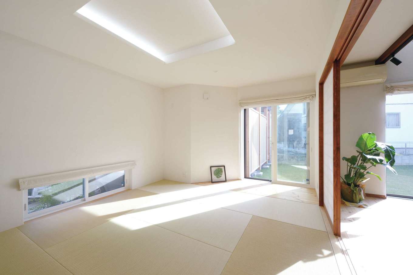 アイジースタイルハウス【デザイン住宅、自然素材、間取り】リビングからフラットにつながり、より広く感じられる和室。折り上げ天井でアクセントを