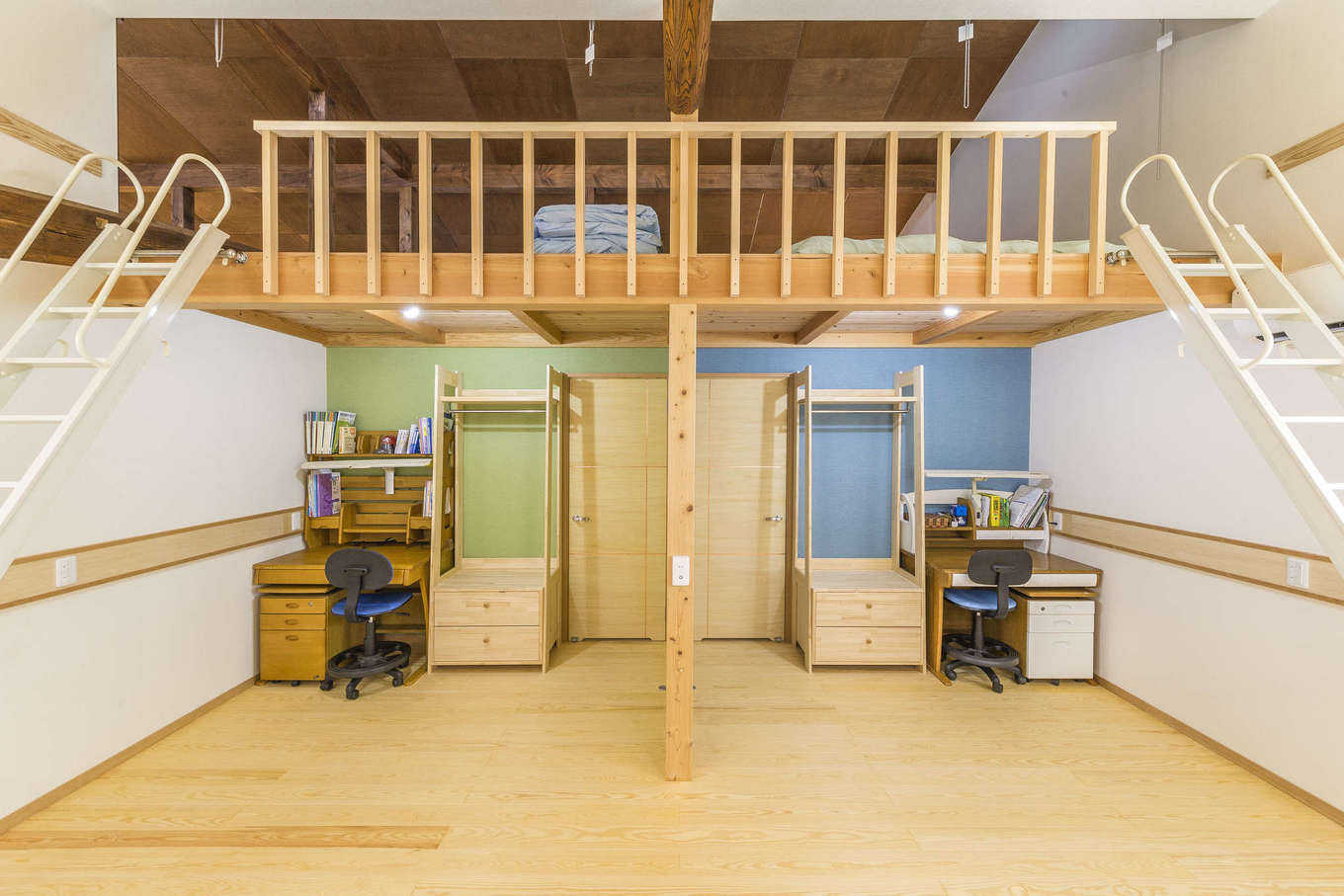 umeken/梅村建築【豊田市神田町2-8-4・モデルハウス】ロフト付きの子ども部屋。家具などで2間に分けることもできる。床はナチュラルな色合いで、やさしい肌触りのパイン材を使用