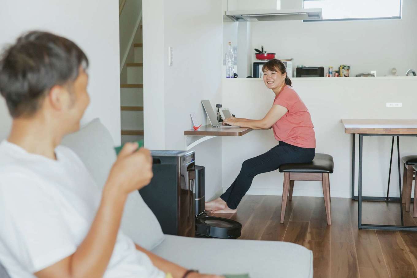 Yamaguchi Design 掛川店（アイフルホーム 掛川店）【デザイン住宅、間取り、平屋】ダイニングの壁際に設けたカウンターは、パソコンや読書、将来の子どものスタディコーナーに利用できる。ベンチは柴田店長の提案で、ダイニングと兼用して省スペースに