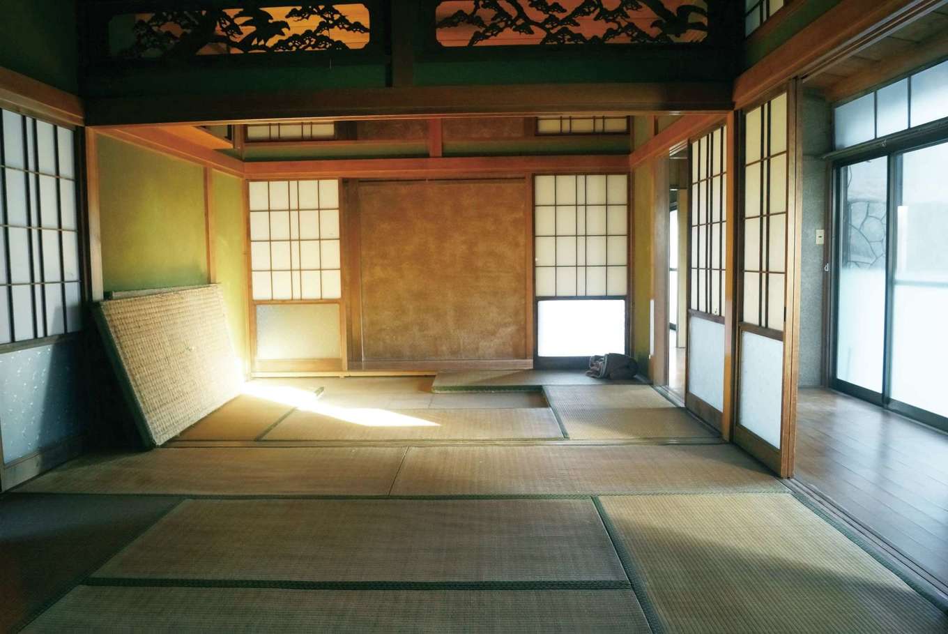 親戚が集まるO邸の母屋。昔ながらの日本家屋の間取りで、縁側のある一番日当たりの良い南面の和室は、普段使われない客間になっていた。また、襖で仕切る部屋は使いにくいため、ここを繋げて広い空間を確保することに