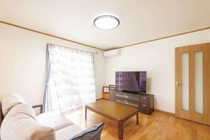 深めで座り心地のよいオーダーソファで寛ぎながら、ゆったりとテレビ鑑賞もできるリビング。ご主人一番のお気に入りの場所だ