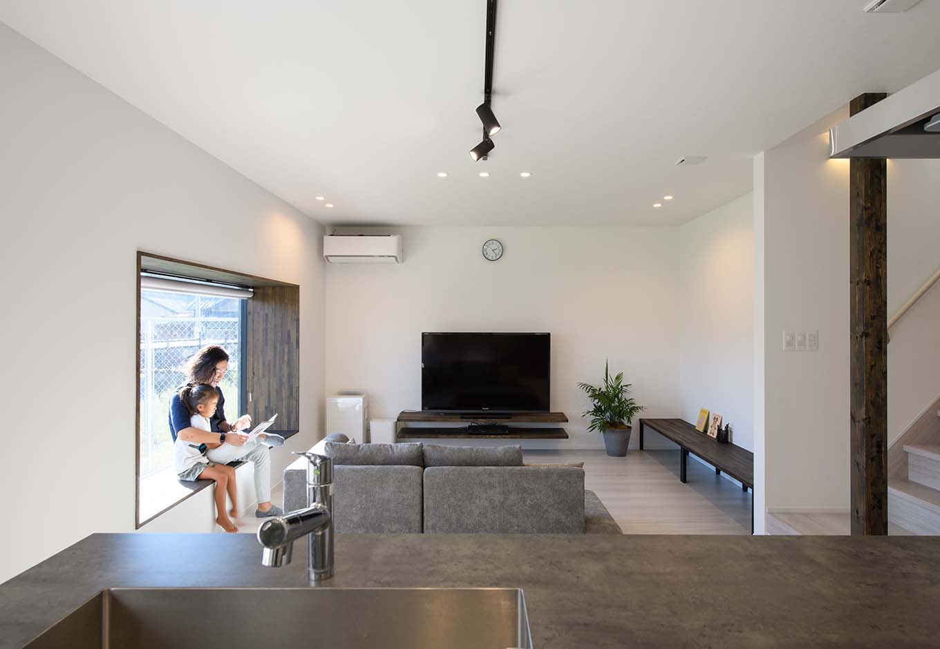平屋建築ブルーハウス【デザイン住宅、間取り、建築家】オープンキッチンのため、家族とのコミュニケーションも取りやすい