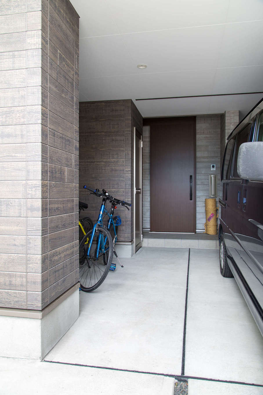 建築システム（狭小住宅専門店）【収納力、狭小住宅、ガレージ】軽自動車がピッタリ入るビルトインガレージ。玄関の位置は綿密に計算して、駐車している状態でも人や自転車の出入りの動線に配慮