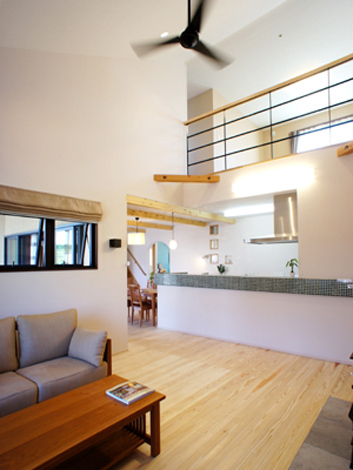 大きな吹き抜け空間で解放感いっぱいのリビングに