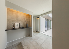 壁も床と同じタイルを用い統一感を強調した