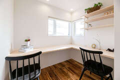 「少しでいいからワークスペースがほしい」と要望したが、想像以上の広さで驚いたとご主人。ほどよい“おこもり感”が心地よい、お気に入り空間の一つ