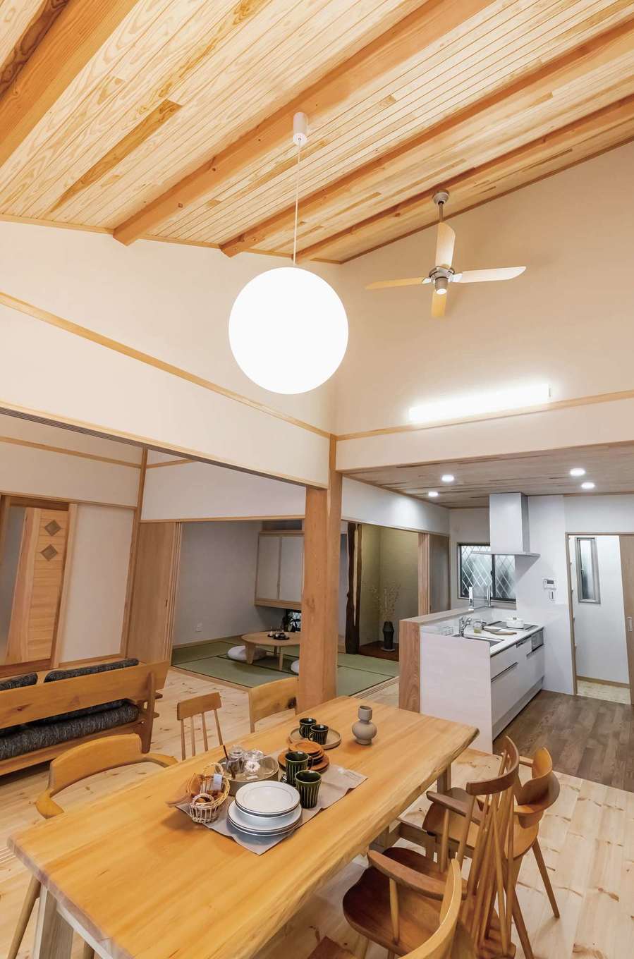 住まいるコーポレーション【二世帯住宅、自然素材、平屋】ダイニングはキッチンの横並びに設けてあり、配膳や片付けがスムーズにできる