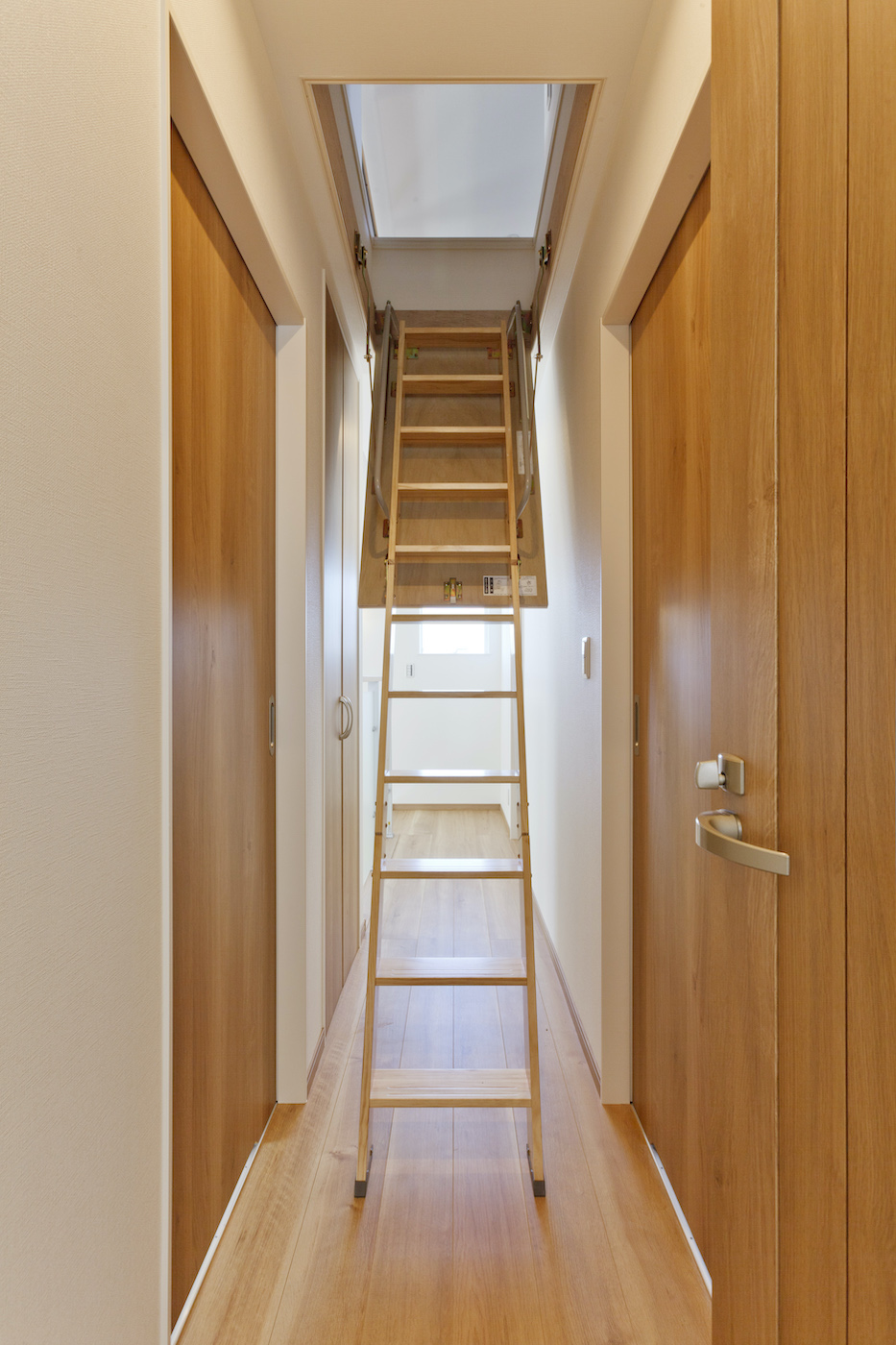 イデキョウホーム【デザイン住宅、省エネ、間取り】空調室にもなっている小屋裏へははしごでのぼっていく
