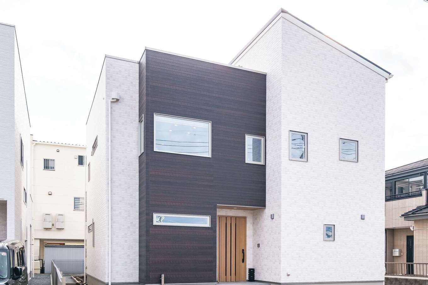 イデキョウホーム【デザイン住宅、省エネ、屋上バルコニー】白を基調に木目を入れたツートンの外観