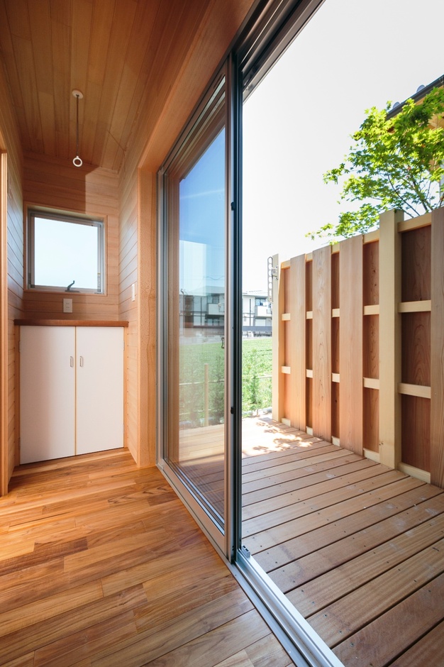 ウッドデッキから自然光がたっぷりと降り注ぐ。外と繋がる開放感を楽しめる設計となっている。