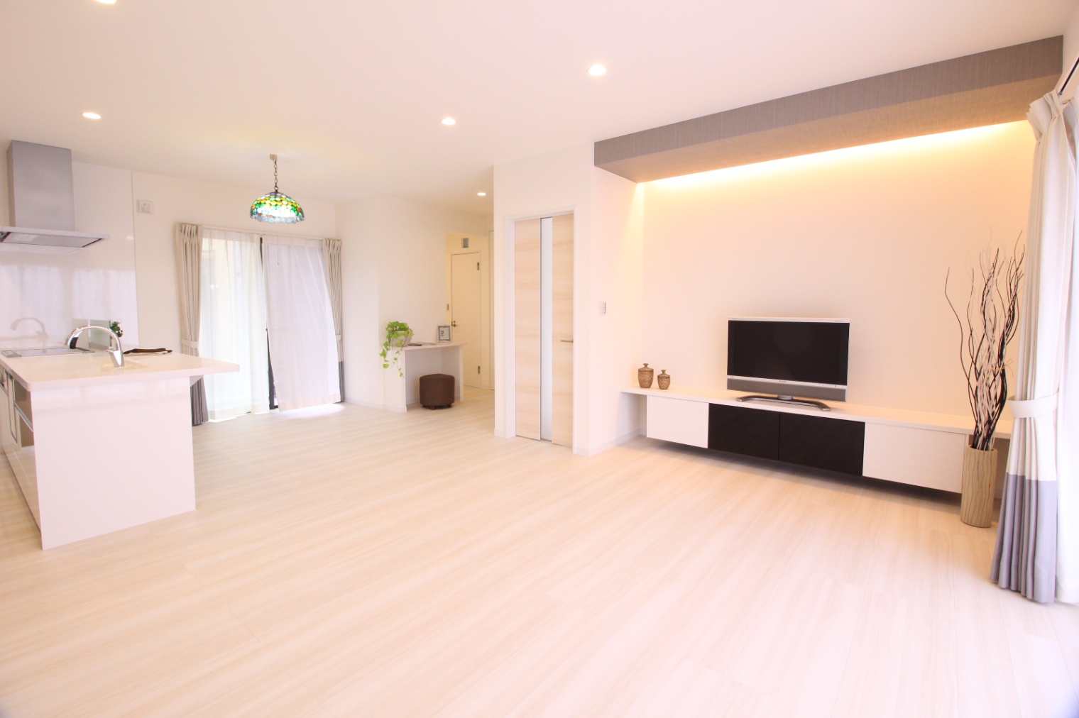小野田産業～designers house project～｜白を基調とした明るいLDK。広々とした空間は、家族が集いくつろぐのに最適である。モダンなインテリアが印象的。