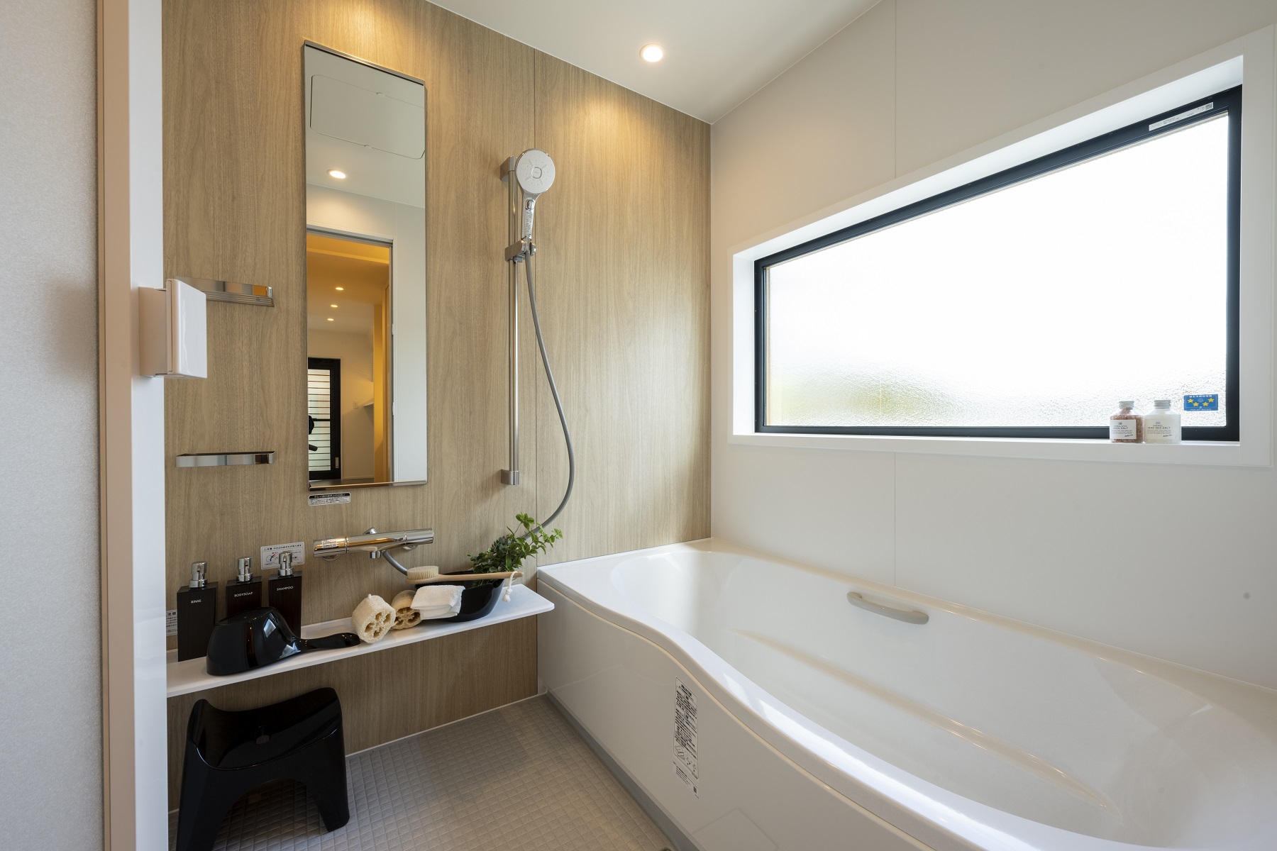 日本ハウスホールディングス 岐阜｜バスルームはシンプルで落ち着いた色調。大きな窓があり、リラックスできる開放的な入浴空間を提供している。