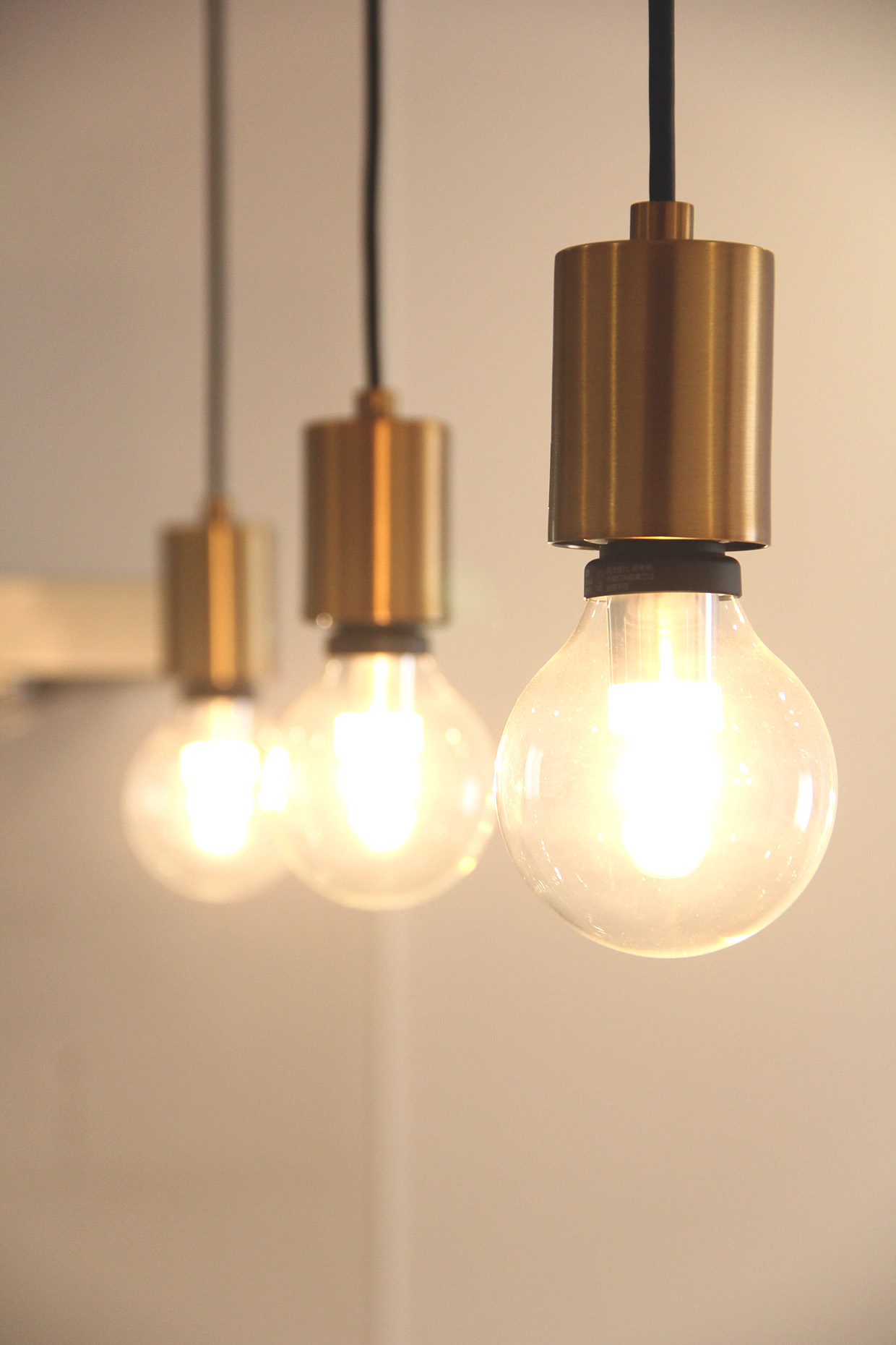 ナイスホーム【デザイン住宅、間取り】キッチンの手元灯は、タングステンフィラメントの白熱電球をイメージしたペンダントライト。ゴールドのソケットが美しくきらめいている