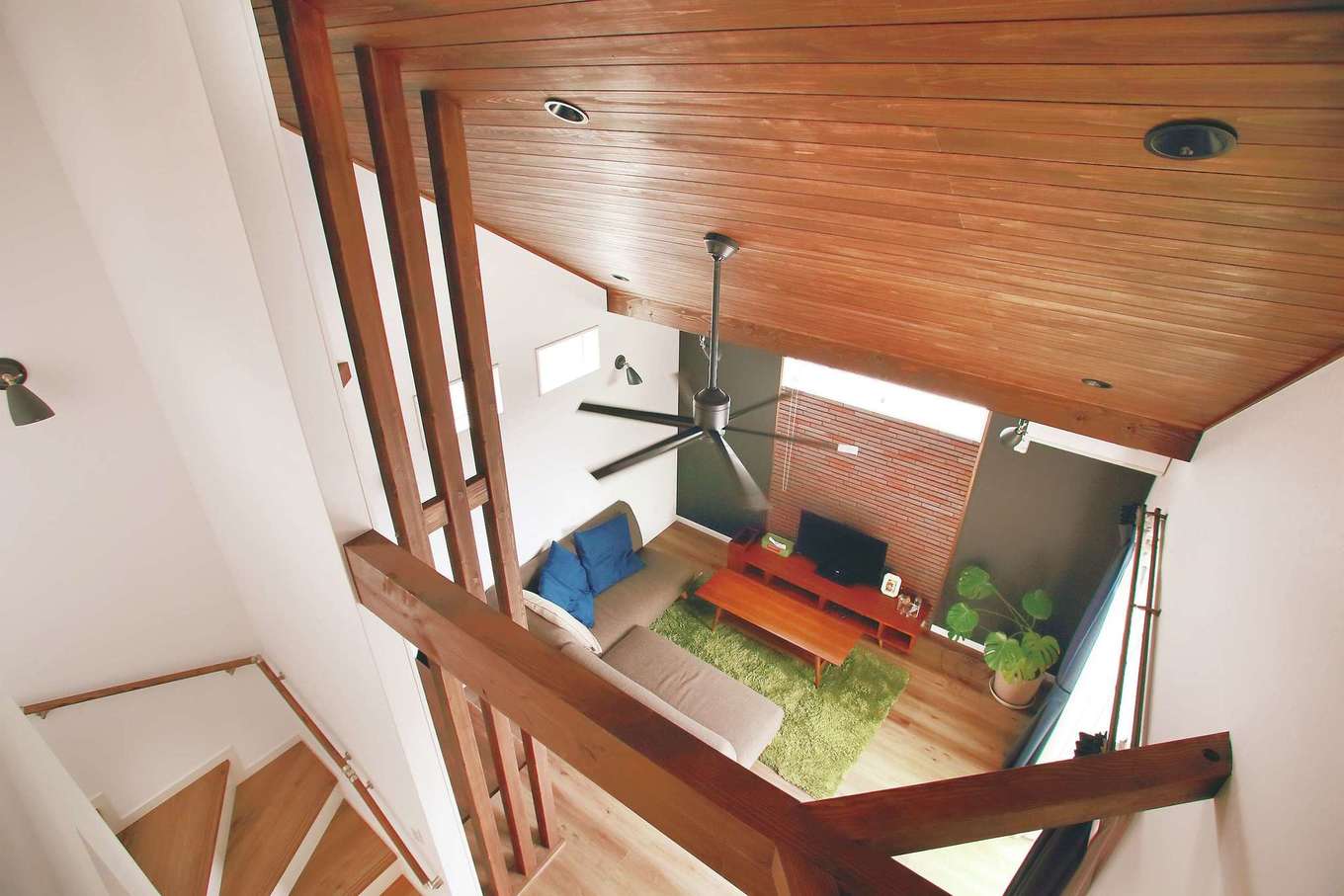 三和建設【趣味、間取り、インテリア】シーリングファンの回る勾配天井が理想。実現するためにリビングは2階に設けた。同色で整えた天井と梁で落ち着きのある空間を演出