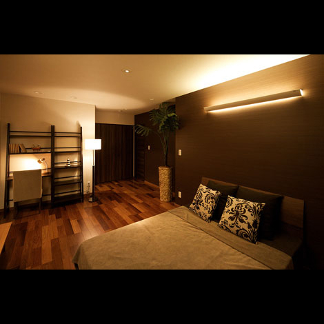 間接照明でムードのある寝室。夜もリゾートホテルにいる様な錯覚になる