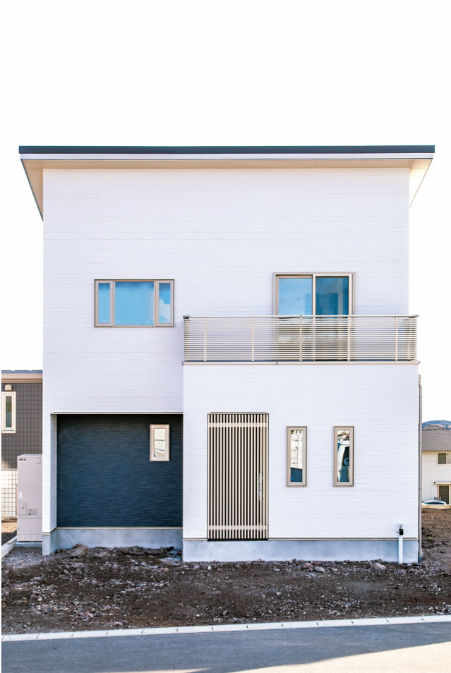 irohaco （アヴァンス）【1000万円台、デザイン住宅、省エネ】外観はシンプルモダンなツートンカラー。使用しているサイディングは「KMEW」の光セラ。自浄作用があり、30年メンテナンス不要なのでランニングコストを大幅に抑えられる