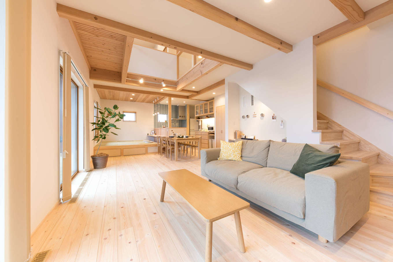 福工房【三島市松本27-1・モデルハウス】木の香いっぱいのリビング。『福工房』自慢のひのきの床は、乾燥方法から板幅までにもこだわったオリジナル。冬はほっこりと温かく、夏はさらっとした足ざわりで一年を通して心地よさが持続する