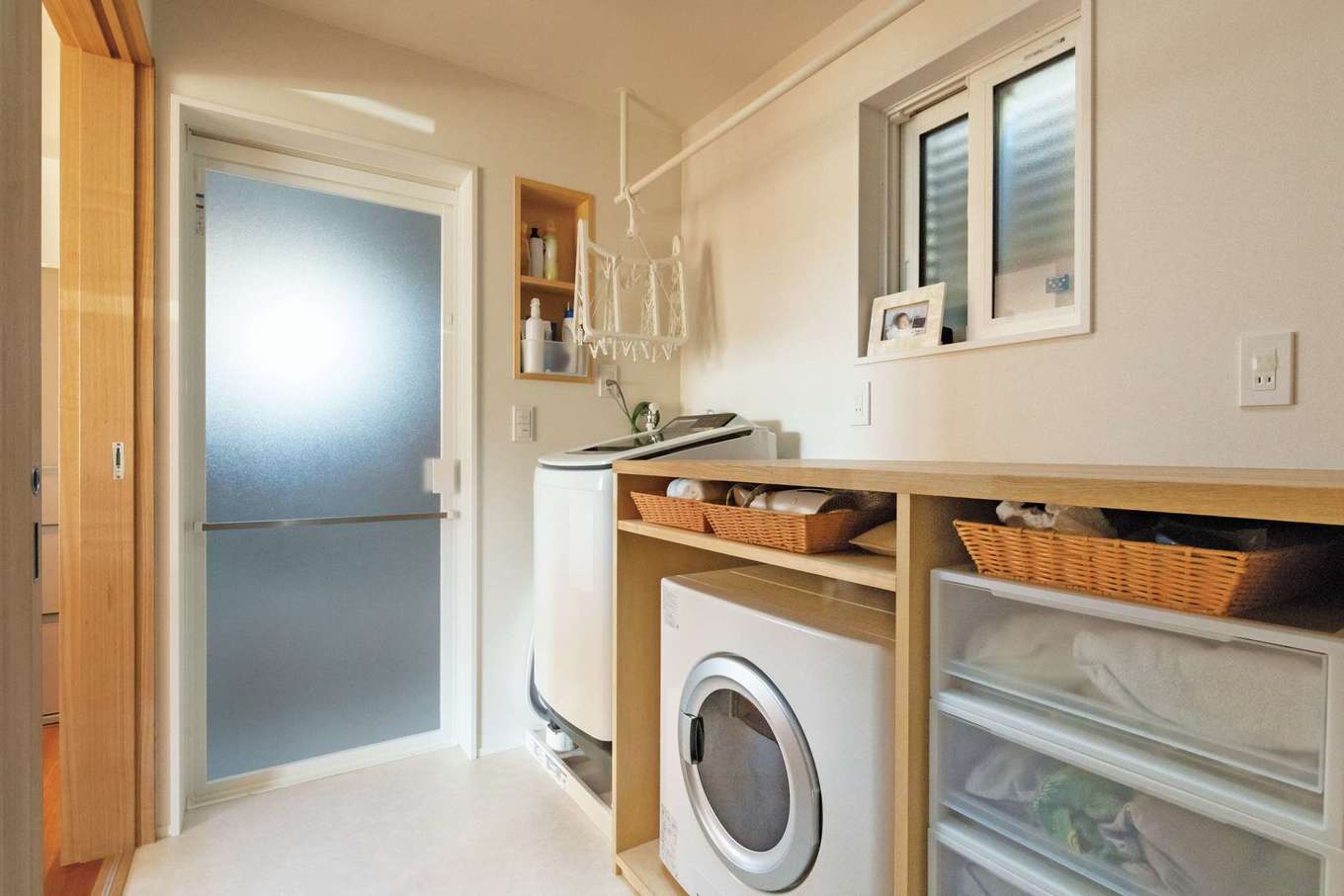 仲田工務店【自然素材、省エネ、間取り】脱衣室の棚は衣類乾燥機や収納ケースの大きさを指定して造作。上でアイロンがけもできるようにコンセントを配置した