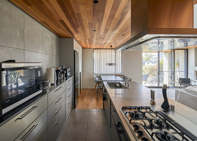 キッチンに合わせて、床や壁をグレーで統一