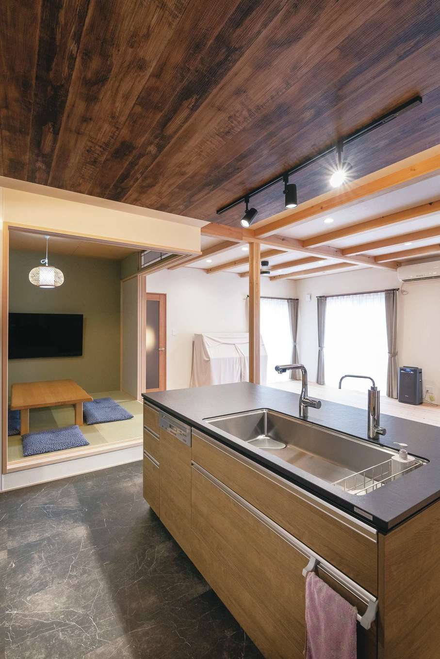 ハートホーム【デザイン住宅、和風、自然素材】奥さまお気に入りのセラミック天板のキッチン。2人で料理しても余裕があるように幅を広めに取った