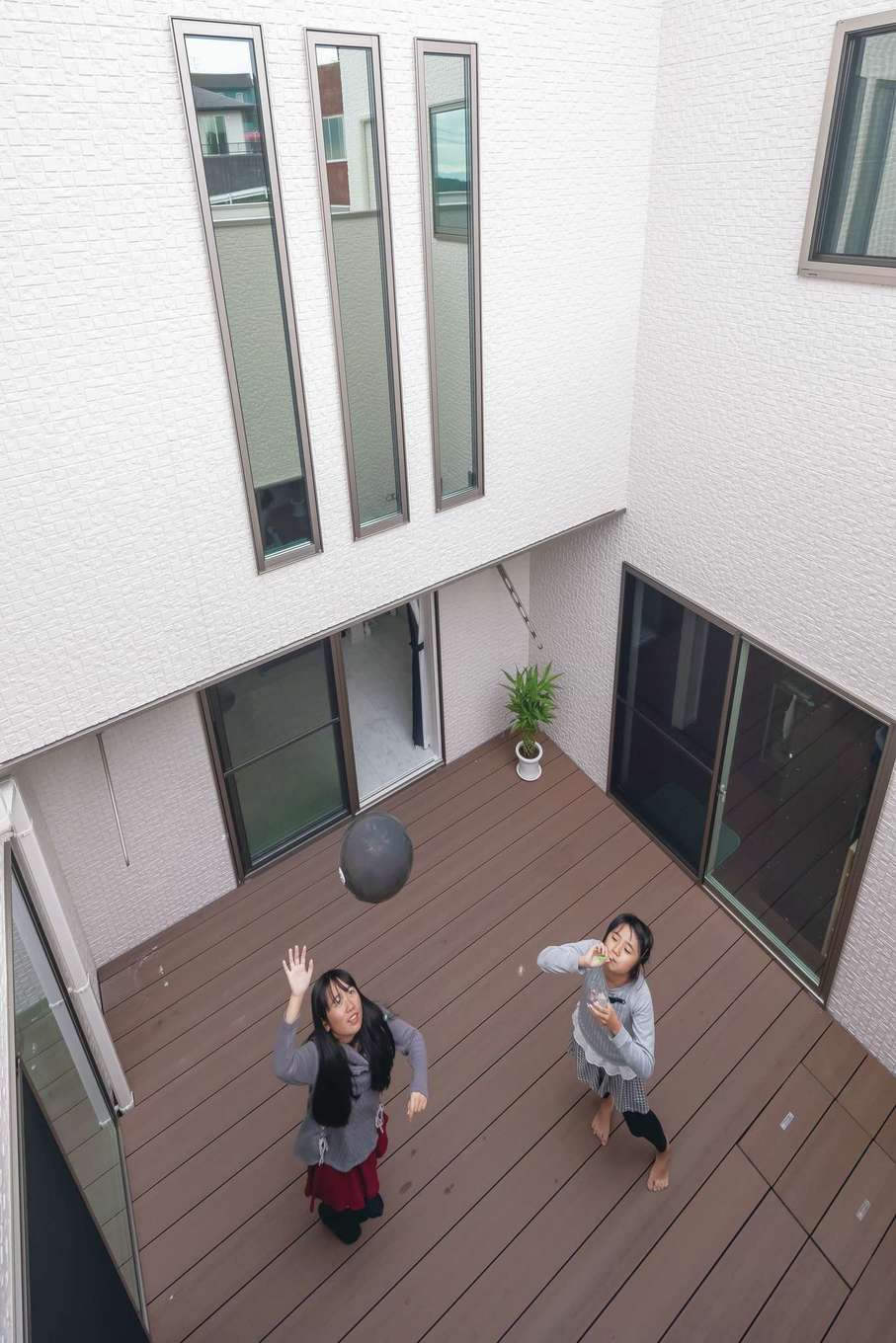 アフターホーム【デザイン住宅、二世帯住宅、間取り】全室から見える8畳の中庭は、外からの視線を遮りながらBBQやカフェタイムを楽しめるプライベートガーデン。二世帯の程よい緩衝帯にもなっている