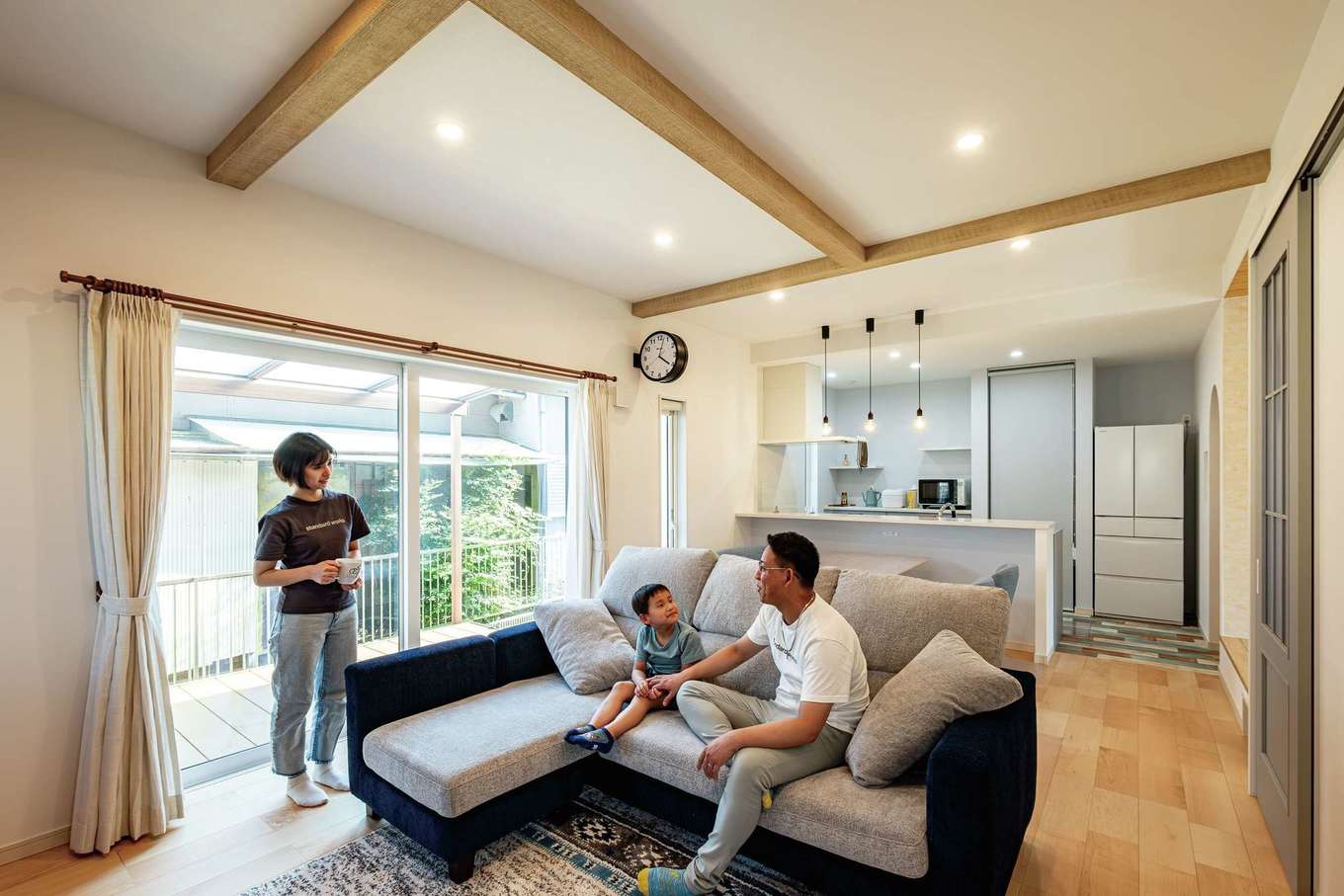 ぽっくハウス【リプルス】【デザイン住宅、趣味、間取り】18畳のLDK。リビング天井を通常より20cm高くしたことで、いっそうの明るさと開放感が生まれた。和と北欧が融合する空間。つながりを持たせつつ、家族それぞれの居場所も確保している