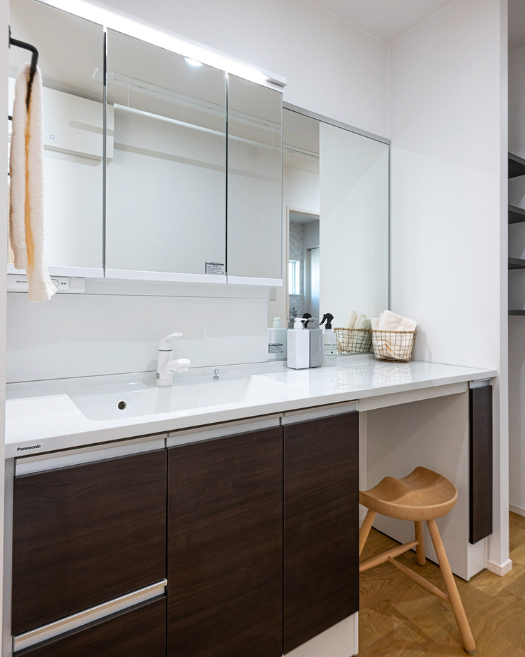 洗面は並んで使えるよう横幅を大きくとった