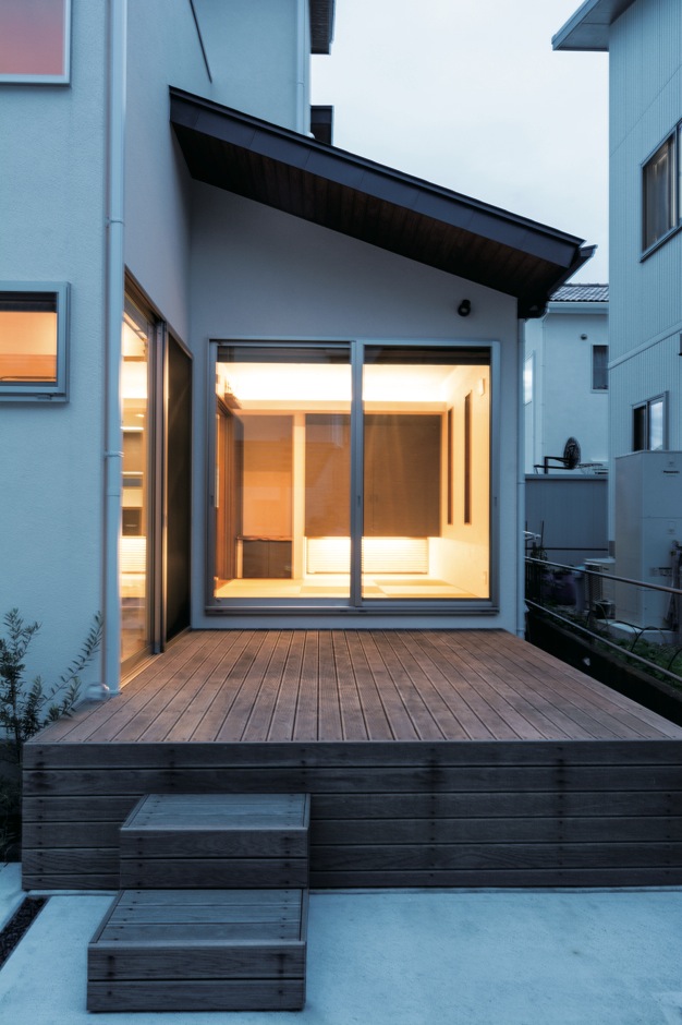 -delphi- デルフィ（藤井建築事務所） 【デザイン住宅、自然素材、建築家】アウトサイドリビングとして天然木材でウッドデッキを設置