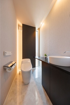 玄関ホールにつくったスタイリッシュなトイレは、遊びに来たお友達からも大好評。洗練された空間デザイン、間接照明の当て方に『nattoku住宅』らしさが表れている