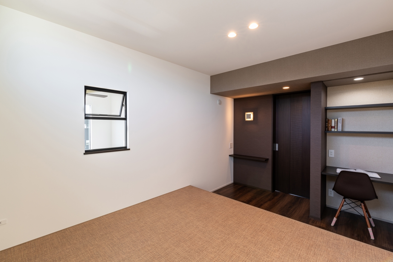 サンジョーホーム｜シンプルで機能的な居室。デスクスペースが備わっており、作業や勉強に適した環境を提供する。コンパクトながらも快適な空間設計である。