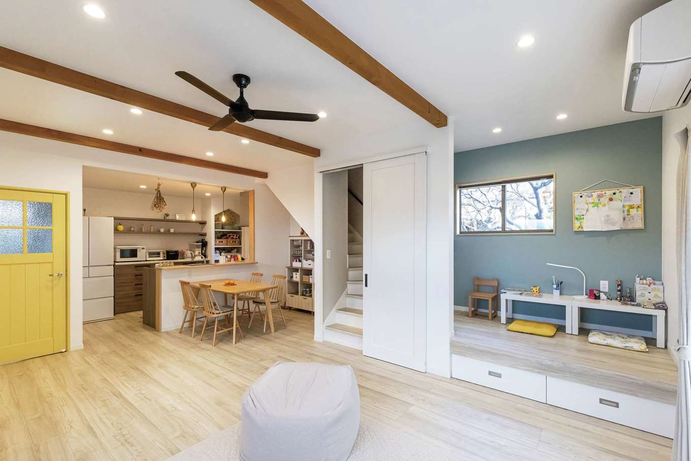 甲静ハウジング【子育て、収納力、間取り】北欧テイストでコーディネートしたLDK。階段前に扉を採用し、冷暖房効率を落とさない