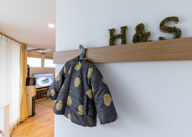 無駄な部屋がなく、今も30年後も快適に暮らせるI邸。デッドスペースを活かして、上着かけを設置した