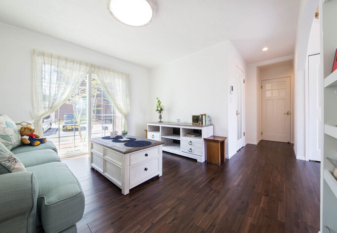 自然風が自由に通る、心地よいLDK。窓や建具のデザイン並びも輸入住宅の楽しみ