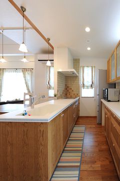 キッチンもリビングの雰囲気にあわせウッディテイストに