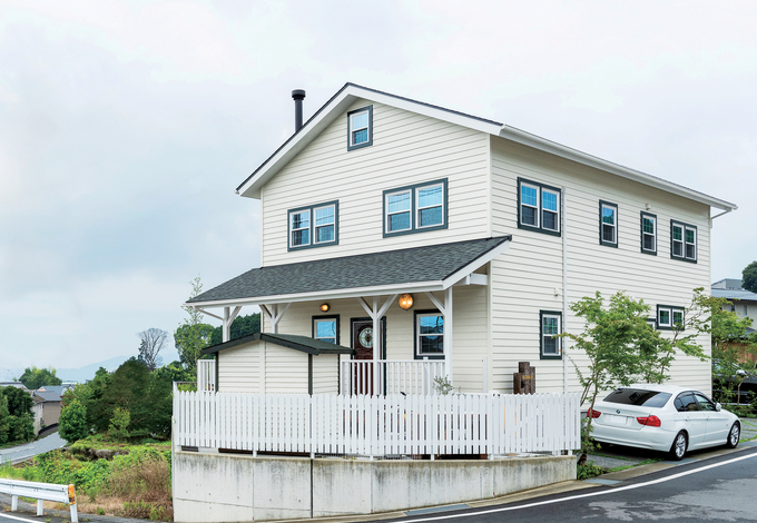 富士ホームズデザイン｜板張りの外観もご主人納得の仕上がり。ロケーションの魅力を最大限に活かしつつ、分譲地のガイドラインにも沿って計画