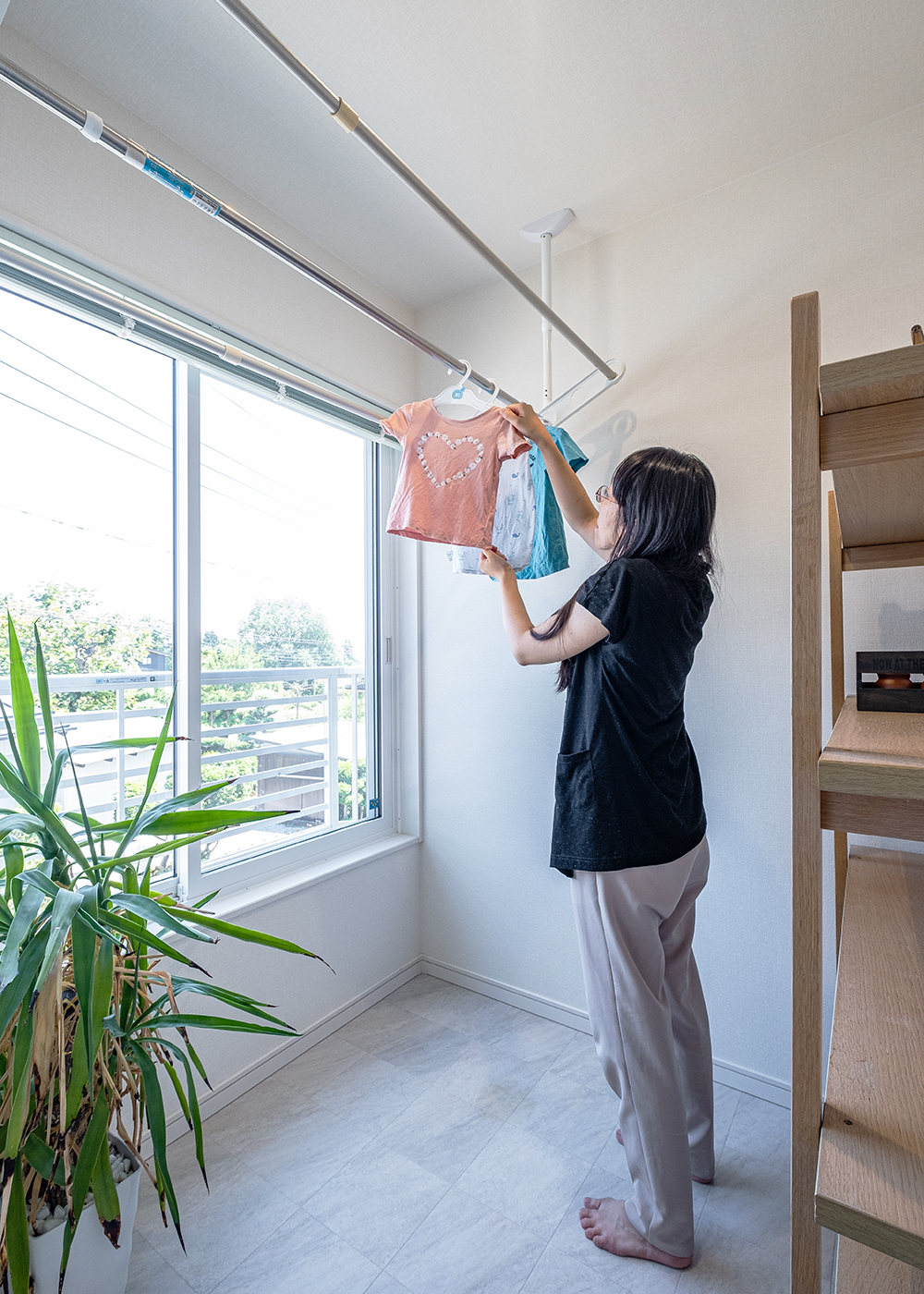 かにざわ工務店【デザイン住宅、輸入住宅、間取り】2階は、寝室となりにサンルームを配置。雨や花粉を気にせず洗濯物が干せるほか、冬場には多肉植物の日光浴もできる