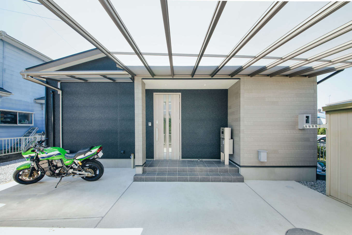エフエフ住宅【ペット、平屋、スキップフロア】玄関から車まで、雨に濡れないように設置したカーポート