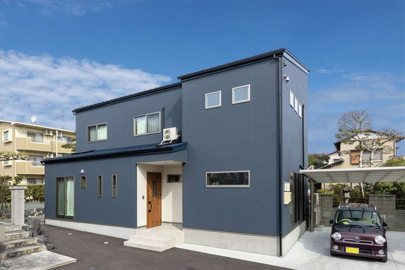 甲静ハウジング【子育て、収納力、間取り】ネイビーの外壁が映えるスタイリッシュな外観