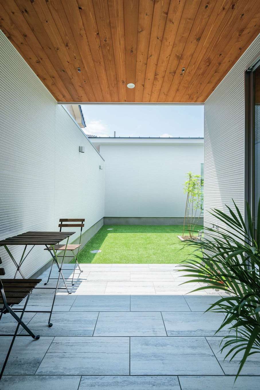 nattoku住宅【デザイン住宅、自然素材、平屋】主寝室と中庭の間は、オープンエアのタイルテラスに
