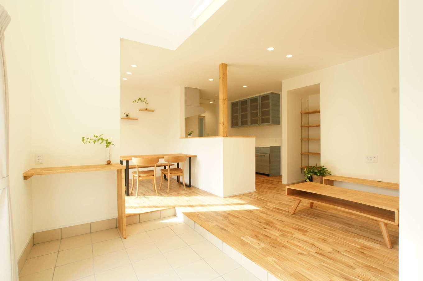 RIKYU 一級建築士事務所【趣味、間取り、建築家】土間とリビングのつながりを持たせつつ、わずかな段差を設けて変化をつけたLDK。無垢の床の経年変化も楽しみ