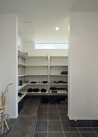 玄関のサイドに土間収納を設け、靴だけでなく愛犬の散歩用品などもしまっておける。壁面にハイサイドライトを設け、明るさを確保