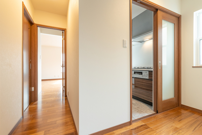 玄関からはリビングとキッチンどちらにも直接行くことができる。買い物帰りのお母さんに嬉しい間取り