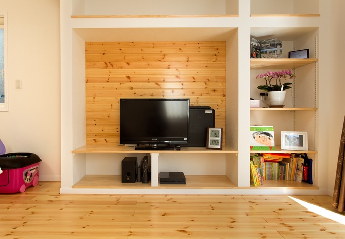 リビングのTVボードはオリジナル。テレビ裏の壁面にもパイン材を張り、白い壁との組み合わせがお洒落